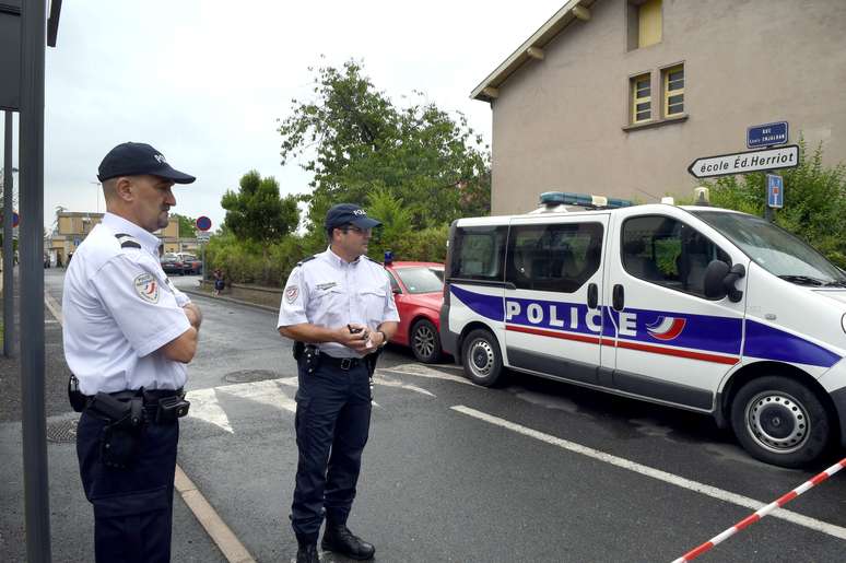 <p>Policiais montam guarda perto da escola primária onde a professora foi esfaqueado até a morte na frente de seus alunos</p>