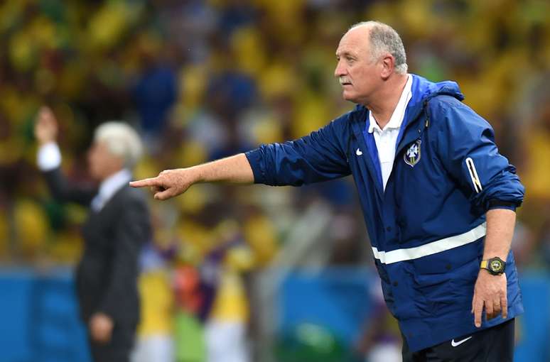 Gesticulando, gritando, incentivando e corrigindo. Com caras e bocas, o técnico da Seleção Brasileira, Felipão, deu um show extra na beira do campo no jogo contra a Colômbia, na Arena Castelão, em Fortaleza