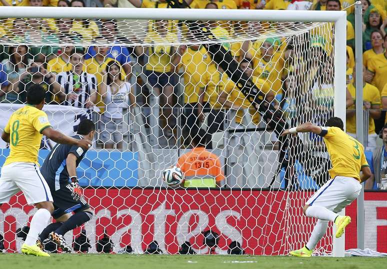 <p>Neymar cobra escanteio da esquerda, a zaga não corta e Thiago Silva, sozinho na segunda trave, completa para o fundo da rede e abre o placar para o Brasil. Com a vitória por 2 a 1 sobre a Colômbia na Arena Castelão, em Fortaleza, a Seleção enfrenta a Alemanha na semifinal.</p>