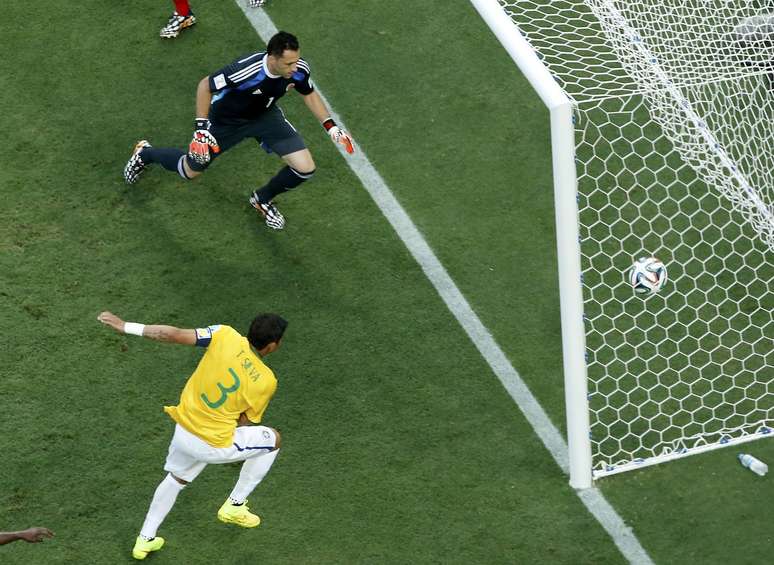 Neymar cobra escanteio da esquerda, a zaga não corta e Thiago Silva, sozinho na segunda trave, completa para o fundo da rede e abre o placar para o Brasil