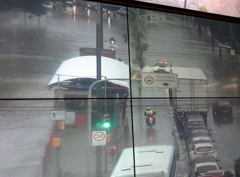 Trânsito complicado devido a alagamentos na avenida Sertório próximo à Dona Margarida, em Porto Alegre (RS)