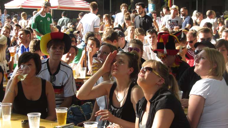 Em tradicional bar de Berlim, alemães, franceses e gente de tudo que é lugar se distribuiu entre os bancos de madeira, no chão e em qualquer canto que fosse possível enxergar as pequenas televisões de plasma espalhadas para assistir à partida entre França e Alemanha