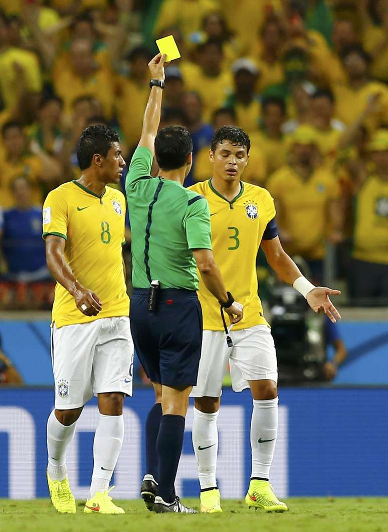 Thiago Silva recebe cartão amarelo e está fora da semifinal, caso o Brasil passe