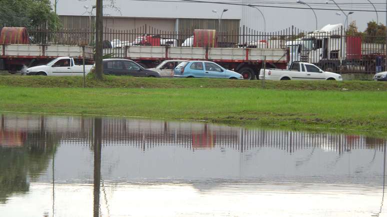 <p>Chuva intensa causou alagamentos no bairro Humait&aacute;, pr&oacute;ximo &agrave; esta&ccedil;&atilde;o Anchieta, em Porto Alegre nesta sexta-feira</p>