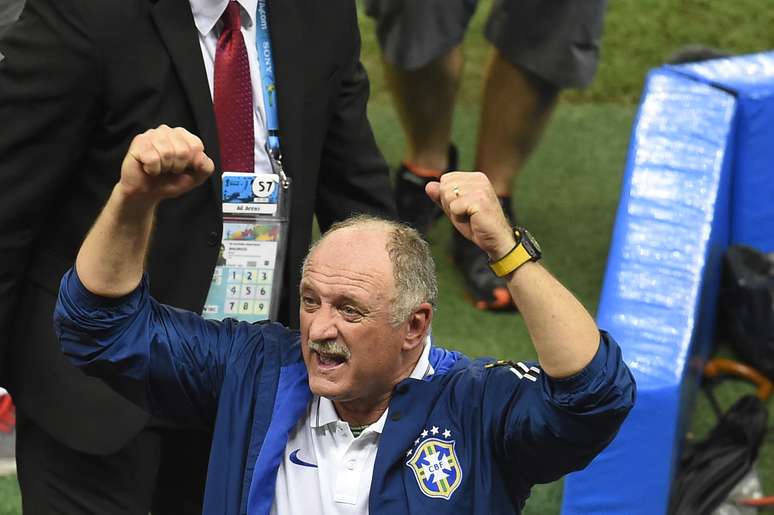 Gesticulando, gritando, incentivando e corrigindo. Com caras e bocas, o técnico da Seleção Brasileira, Felipão, deu um show extra na beira do campo no jogo contra a Colômbia, na Arena Castelão, em Fortaleza