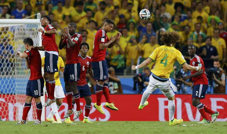 David Luiz cobra falta de muito longe e coloca a bola no ângulo superior esquerdo de Ospina, fazendo o segundo do Brasil