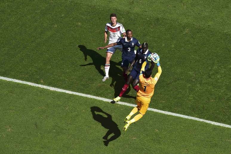 <p>Sakho, Evra e Müller observam goleiro Lloris fazer defesa durante jogo entre França e Alemanha</p>