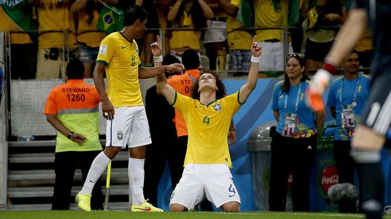 David Luiz comemora o segundo gol da partida contra Colômbia