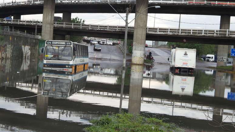 Nem mesmo os ônibus conseguiram passar pela Voluntários da Pátria