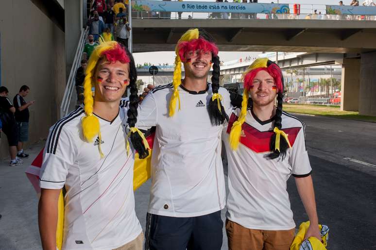 Marcel, Johann e Julian pouco antes da partida contra a França. "Durante os jogos existe essa rivalidade entre as torcidas, mas de noite, nas festas, todo mundo se une e se abraça e se beija", diz Marcel