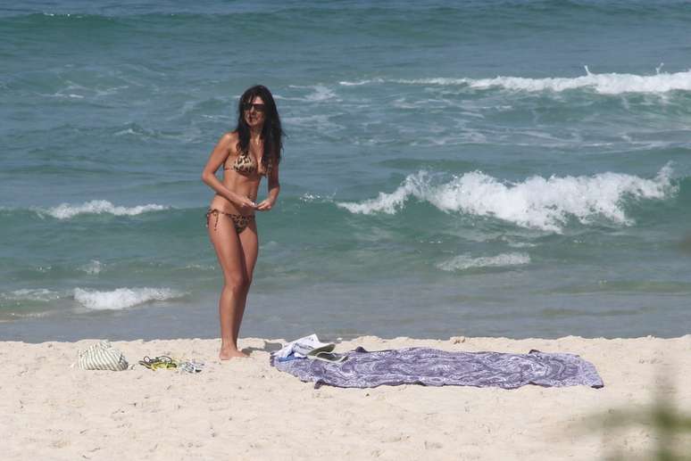 Ana Lima curtiu a praia da Barra da Tijuca, no Rio de Janeiro, com o filho