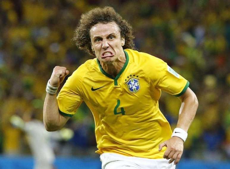 <p>David Luiz comemora após marcar gol em jogo contra a Colômbia </p>