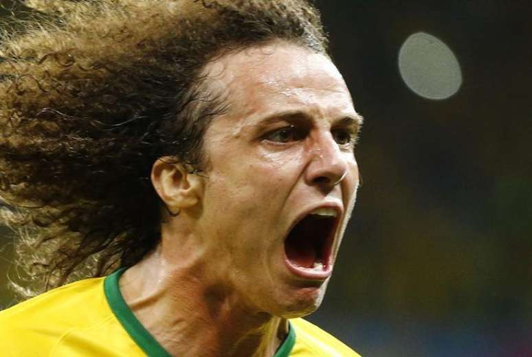 David Luiz comemora gol do Brasil contra a Colômbia.