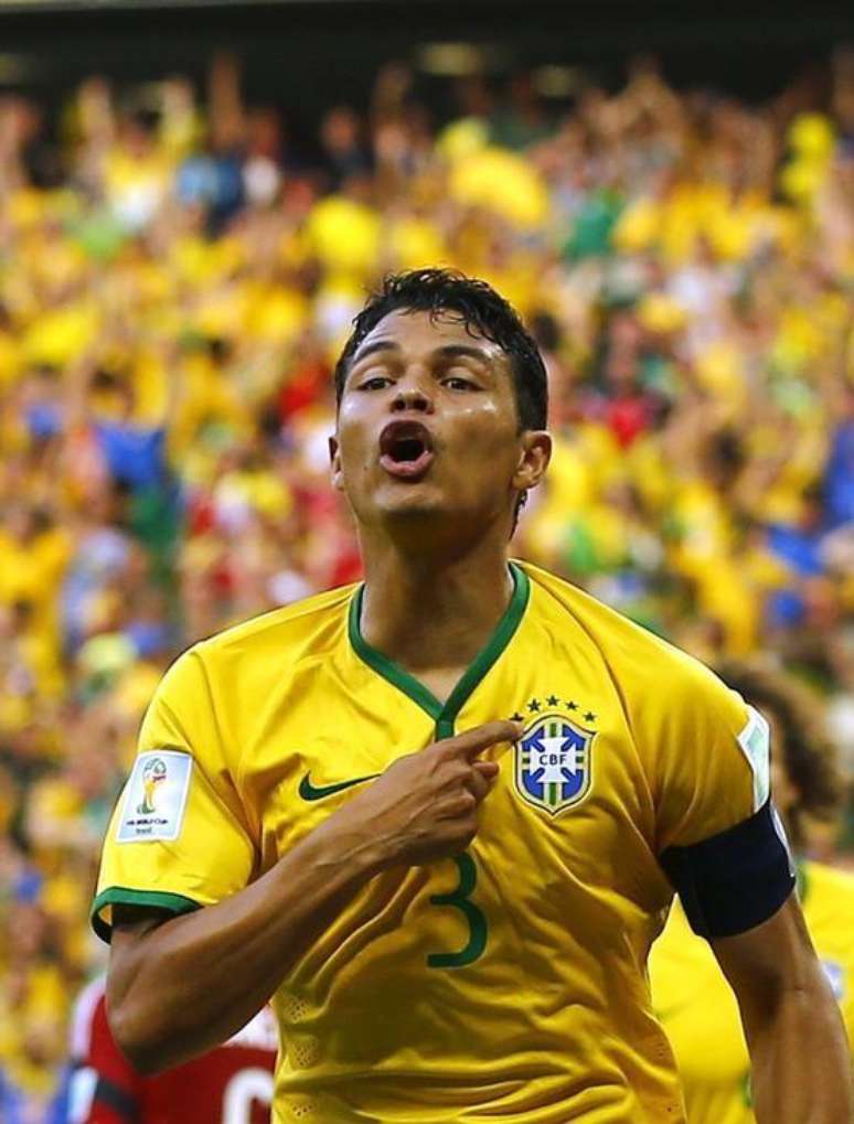 Thiago Silva comemora gol do Brasil contra a Colômbia.