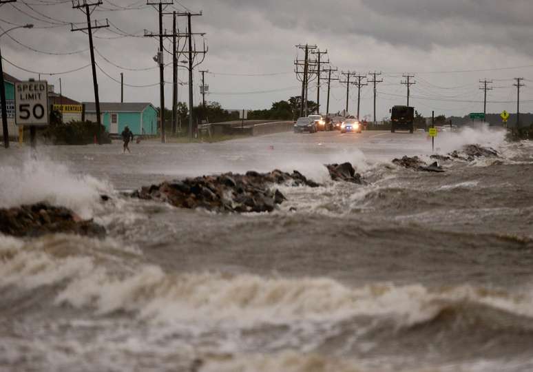 <p>Ventos fortes e ondas fortes causados pelo furacão Arthur</p>