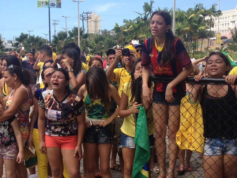 "Neymarzetes" choraram e gritaram de forma histérica por toda a manhã no hotel da Seleção