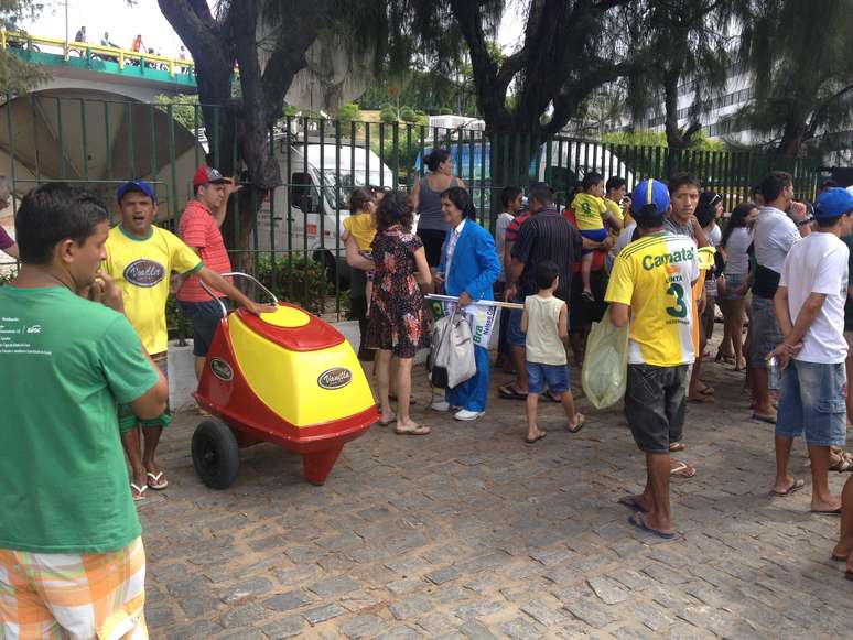 Ambulantes aproveitavam a movimentação em frente ao hotel da Seleção para faturar