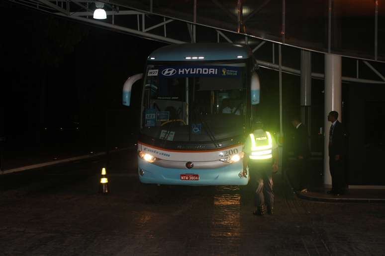 Na saída do hotel, ônibus da Fifa ficou emperrado em cobertura