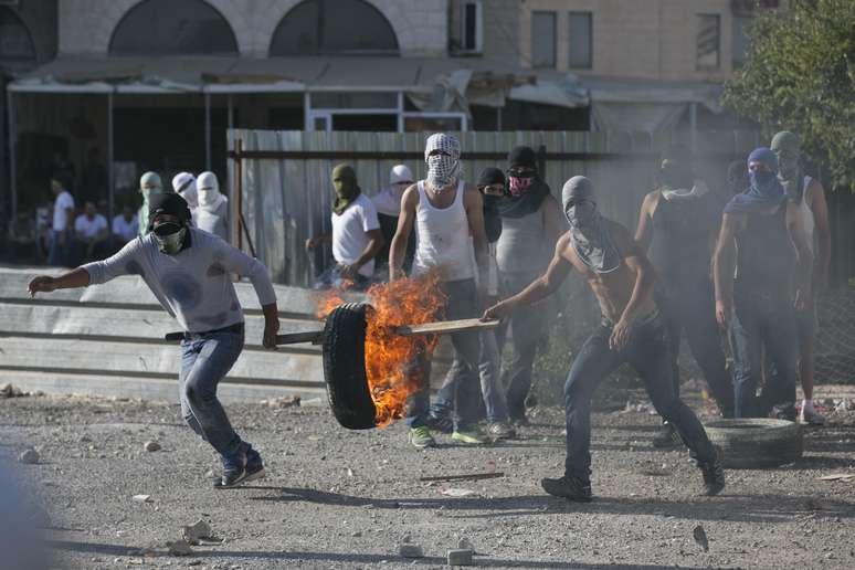 <p>Palestinos enfrentam a pol&iacute;cia israelense em um&nbsp;bairro &aacute;rabe de Jerusal&eacute;m, em 4 de julho&nbsp;</p>