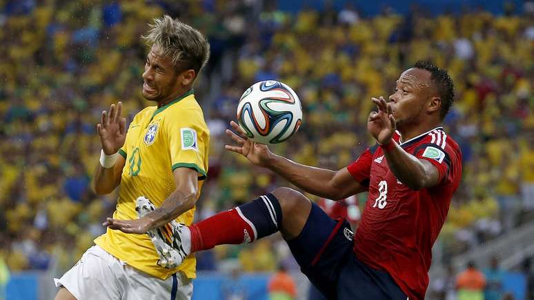 Zúñiga disputa a bola com Neymar em partida entre Brasil e Colômbia
