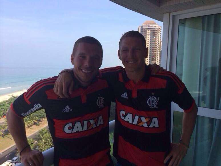 Lukas Podolski e Bastian Schweinsteiger vestem a camisa do Flamengo