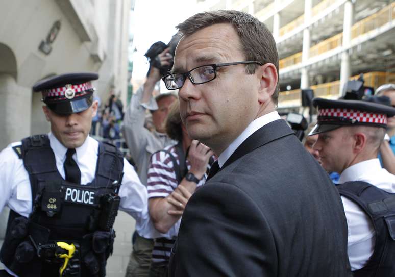 <p>Andy Coulson, um ex-assessor do primeiro-brit&acirc;nico&nbsp;David Cameron, chega, em 4 de julho, ao Old Bailey, em Londres, antes de sua condena&ccedil;&atilde;o no julgamento do caso de escutas ilegais do tabloide News of The World</p>