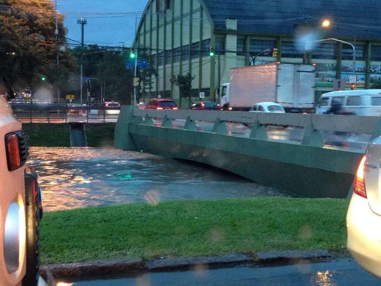 Arroio Dilúvio está quase transbordando após chuva forte que causou alagamentos e transtornos no trânsito em Porto Alegre (RS)