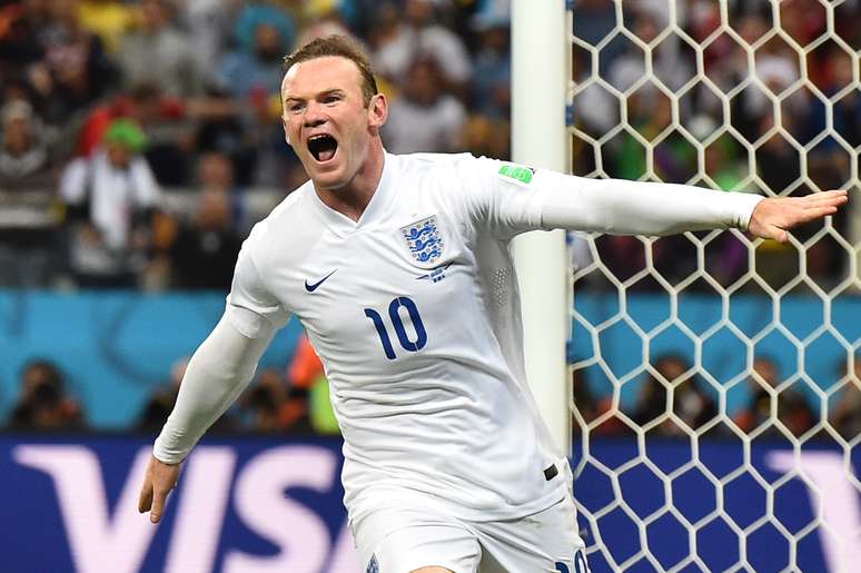 <p>Em seu terceiro Mundial, Wayne Rooney conseguiu marcar seu primeiro gol em Copas do Mundo, contra o Uruguai, mas não evitou a eliminação precoce da Inglaterra. Os ingleses perderam as partidas contra Itália e Uruguai e empataram com a sensação da Copa, a Costa Rica</p>