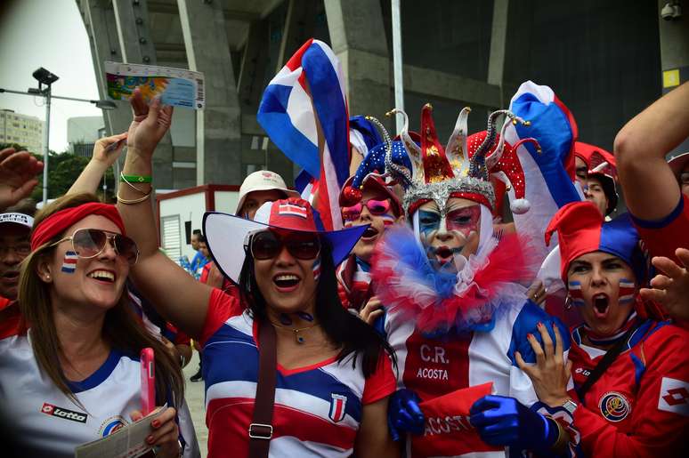 <p>Torcedores da Holanda e da Costa Rica se concentram no entorno da Arena Fonte Nova, em Salvador, para ver o jogo decisivo das duas seleções pelas quartas de final da Copa do Mundo</p>