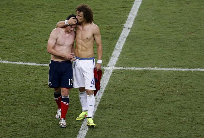 Colombianos lamentam a elimina&ccedil;&atilde;o para o Brasil ap&oacute;s derrota por 2 a 1 na Arena Castel&atilde;o, em Fortaleza. Na foto, David Luiz consola o camisa 10 colombiano James Rodr&iacute;guez, que chora ap&oacute;s a partida