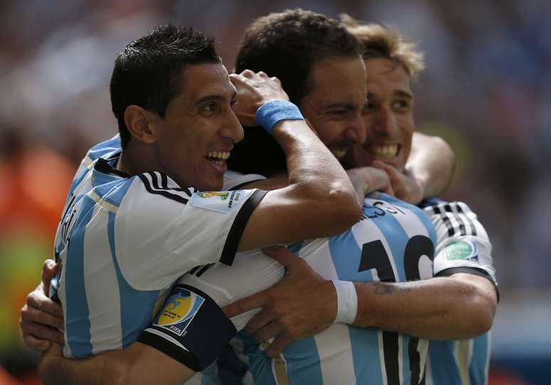 Argentinos comemoram primeiro gol de Higuaín durante jogo contra a Bélgica