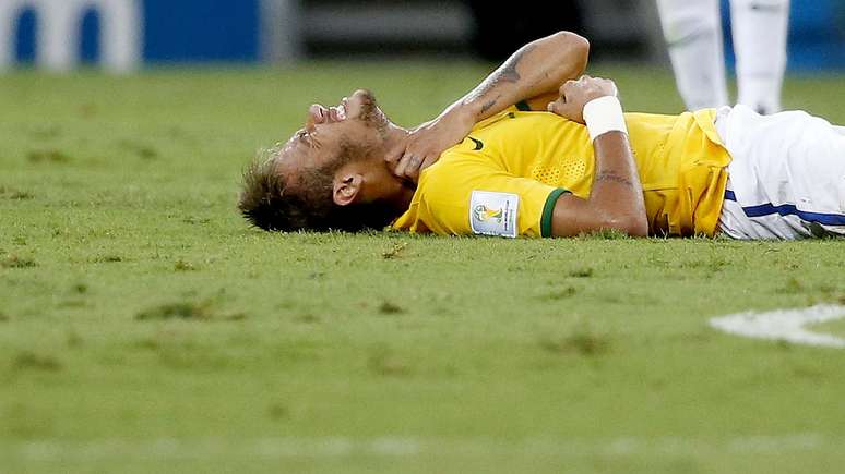 <p>Brasileiro teve sua terceira v&eacute;rtebra fraturada por lateral colombiano</p>