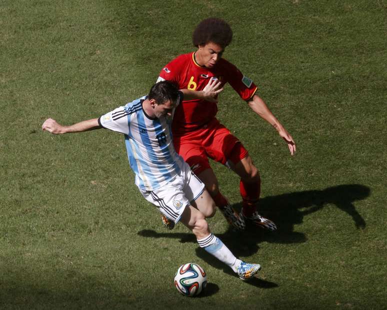 Belga Witsel tenta desarmar Messi durante jogo contra a Argentina