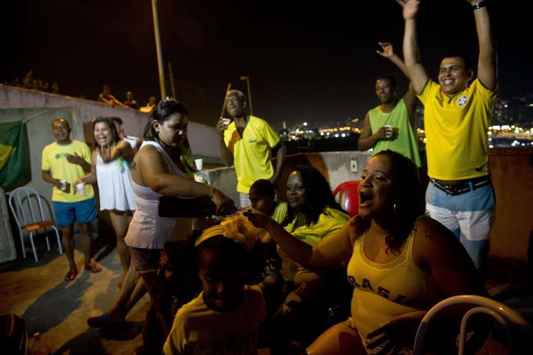 Em frente da televisão, amigos e familiares vibram e torcem a cada lance do jogo Brasil x Colômbia, que ocorreu em Fortaleza, na Arena Castelão 