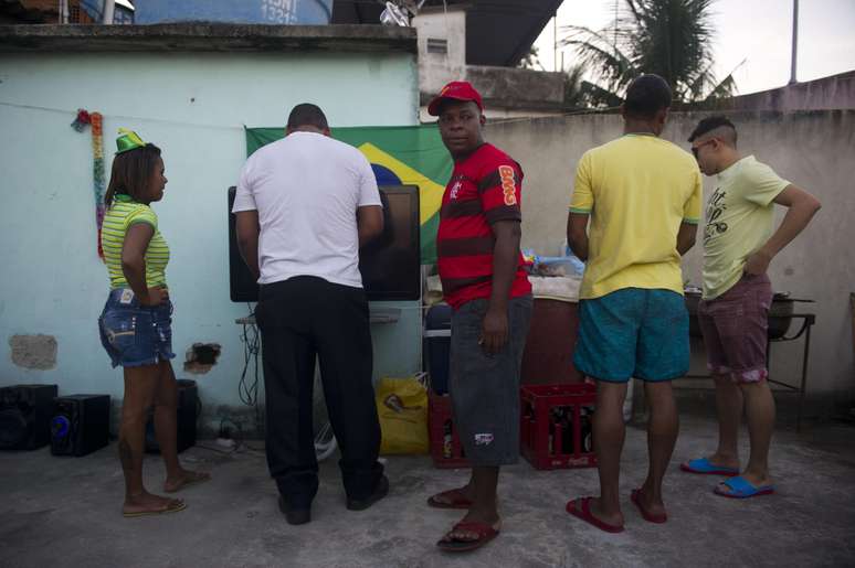 A tensão antes de o jogo Brasil x Colômbia começar foi com a televisão, que não funcionava