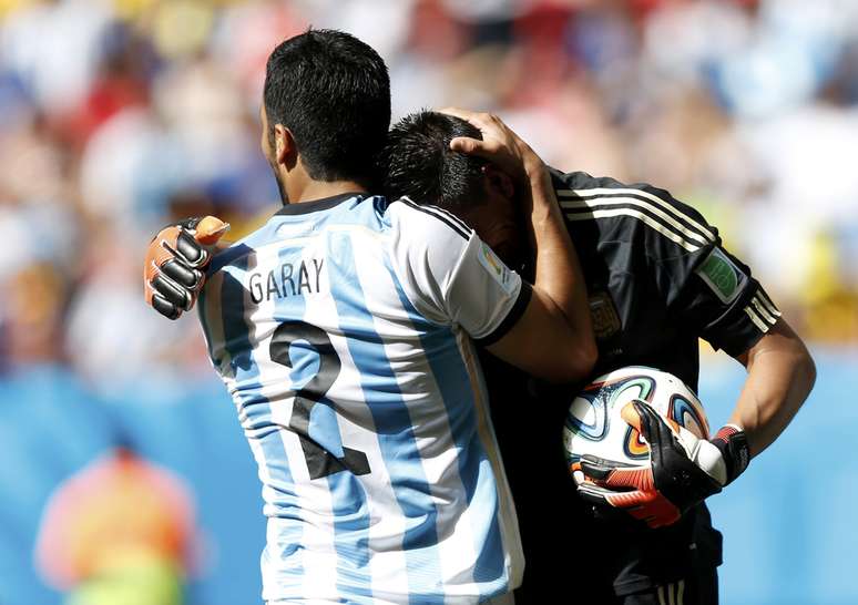 Garay abra&ccedil;a goleiro Romero ap&oacute;s defesa durante jogo entre Argentina e B&eacute;lgica