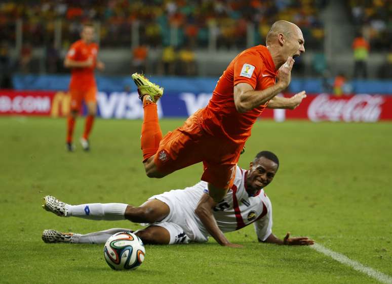 Robben sofre falta de Diaz na entrada da &aacute;rea