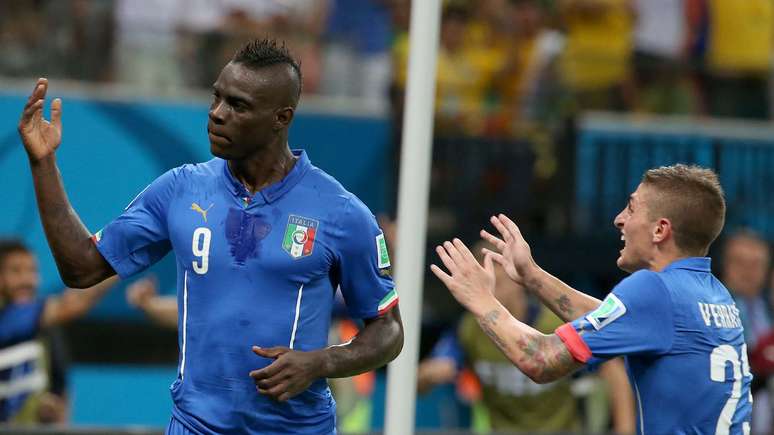 <p>A Itália de Balotelli chegou à Copa do Mundo de 2014 como uma das seleções que poderiam brigar pelo título. Na estreia, o craque italiano marcou um gol, que seria o único neste Mundial, e ajudou a seleção a vencer a Inglaterra, por 2 a 1. Contra a Costa Rica e o Uruguai, no entanto, a atuação de Balotelli e da equipe italiana deixaram a desejar, o que resultou em duas derrotas por 1 a 0 e a eliminação precoce da Copa</p>