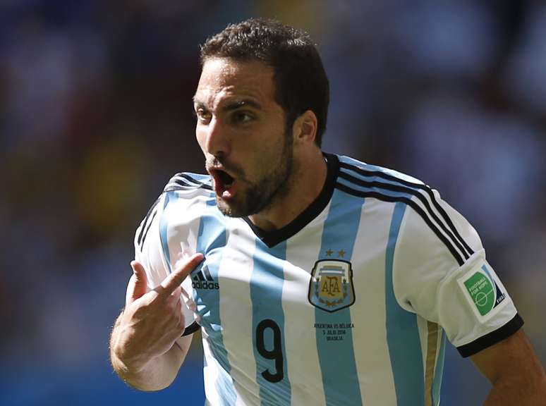 <p>Após marcar gol para a Argentina, Higuaín solta o grito preso desde a estreia</p>