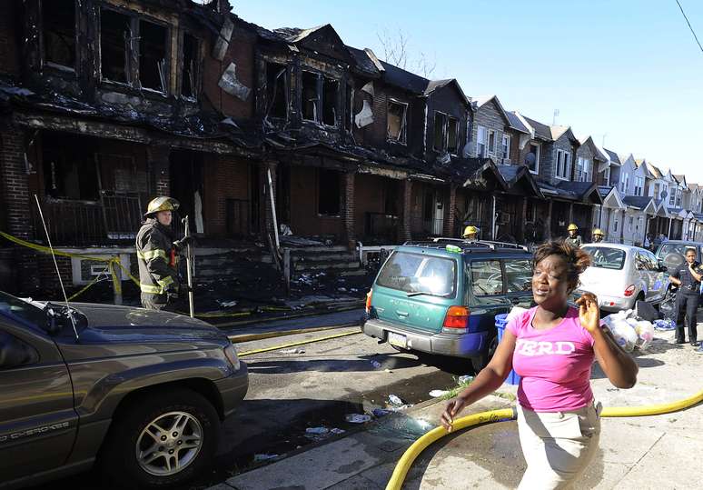 Incêndio em área residencial na Filadélfia causou a morte de quatro crianças e deixou várias pessoas feridas