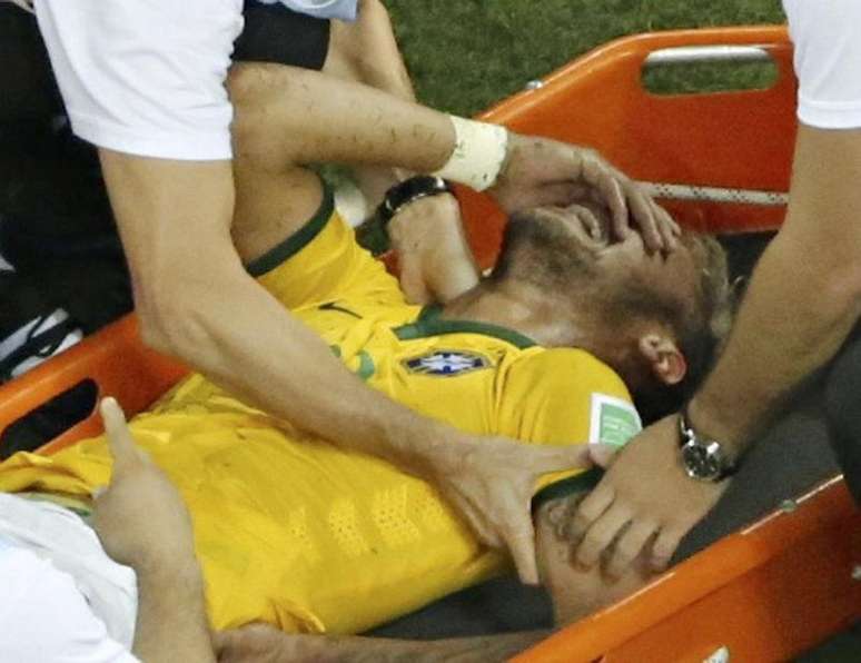 Neymar deixa o campo em uma maca após receber joelhada nas costas em partida contra a Colômbia no Castelão, em Fortaleza/ 4/4/2014.