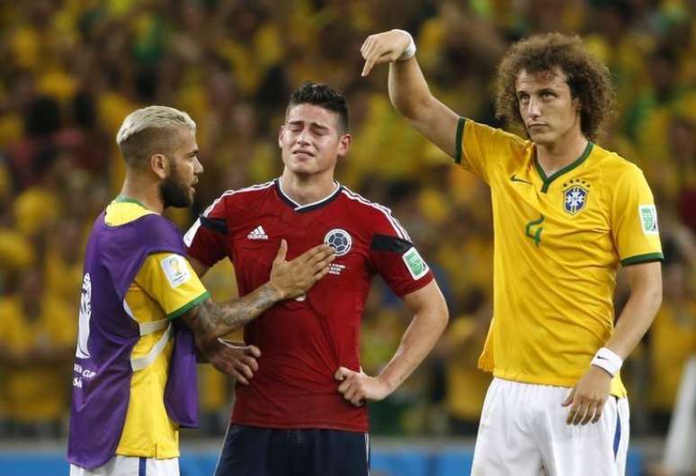Os brasileiros Dani Alves (esquerda) e David Luiz (direita) consolam o colombiano James Rodríguez depois que Brasil eliminou a Colômbia nas quartas de final da Copa do Mundo, em Fortaleza, nesta sexta-feira. 04/07/2014