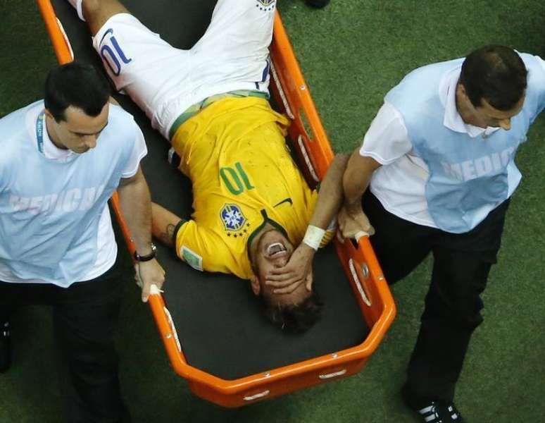 <p>Neymar chora de dor após levar uma joelhada nas costas do colombiano Zuñiga durante jogo entre Brasil e Colômbia em Fortaleza, nesta sexta-feira</p>