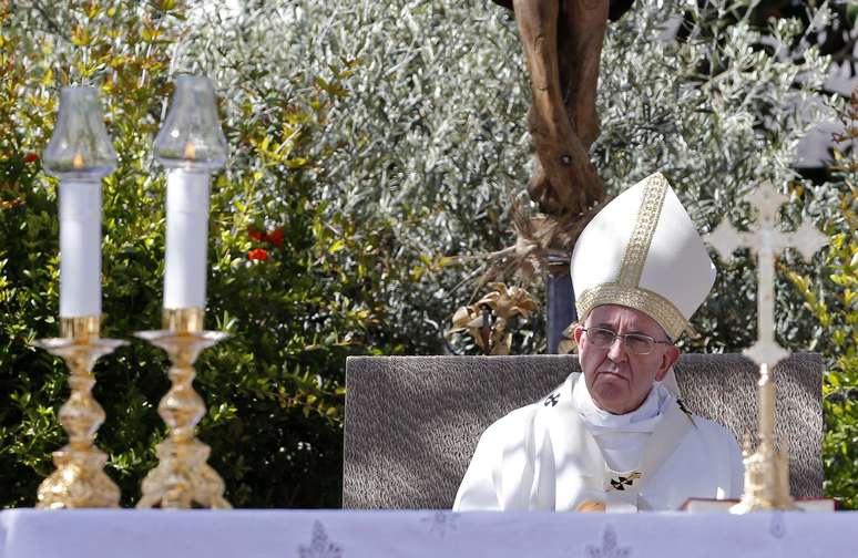 Papa Francisco ressaltou a necessidade de um compromisso por parte de todos para combater o desemprego, em missa no antigo campo de futebol de Campobasso, na Itália