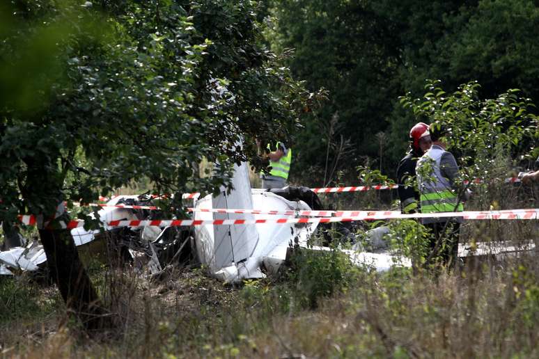 Onze pessoas morreram e uma ficou ferida em um acidente de avião em um clube de paraquedismo