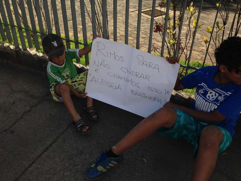 <p>Protestantes ficaram em frente à sede da construtora Cowan, responsável pelas obras do viaduto Batalha dos Guararapes</p>