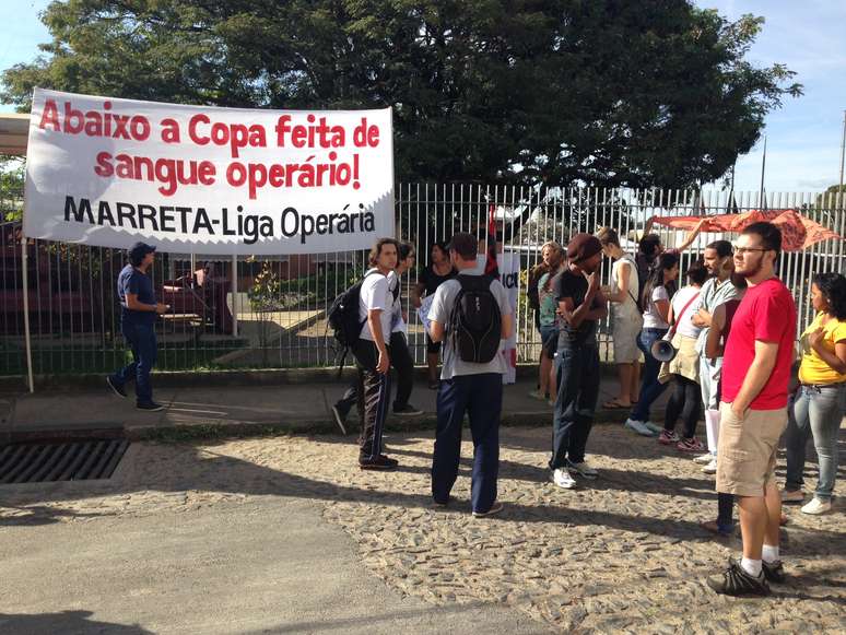 <p>Participantes também protestaram contra obras da Copa do Mundo que causaram acidentes</p>