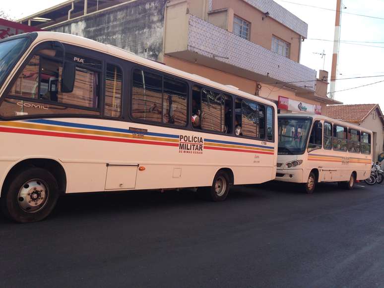 <p>Pelo menos cem policiais acompanharam a manifestação dentro de ônibus nas proximidades</p>