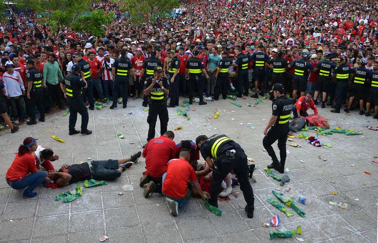 <p>A festa de comemoração neste sábado na capital da Costa Rica, San José, mesmo com a eliminação, terminou com no mínimo duas pessoas feridas.</p>