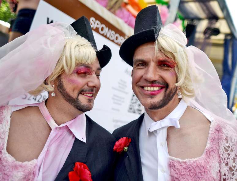 <p>Participantes da parada gay posam para a foto em Col&ocirc;nia, na Alemanha</p>